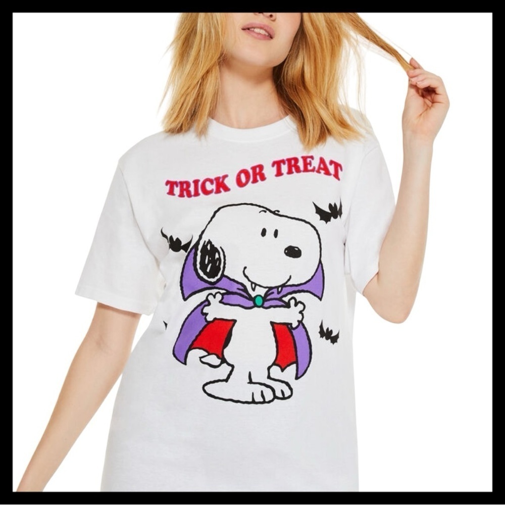 White Trick or Treat Snoopy T-Shirt size small Peanuts Halloween Graphic Tee – S